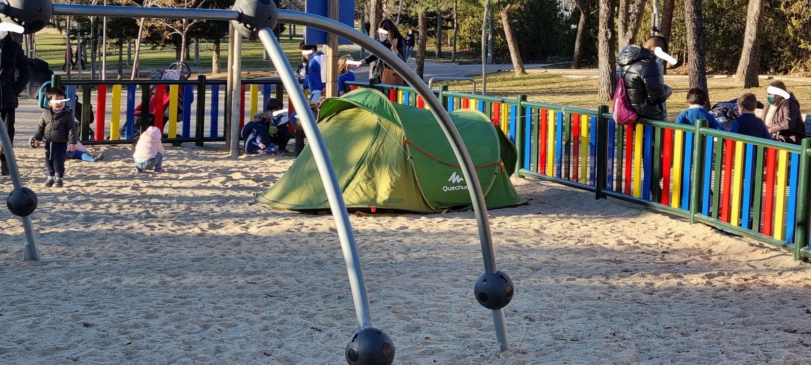 Persona que vive en la calle acampado en un parque infantil de Fuencarral- El Pardo