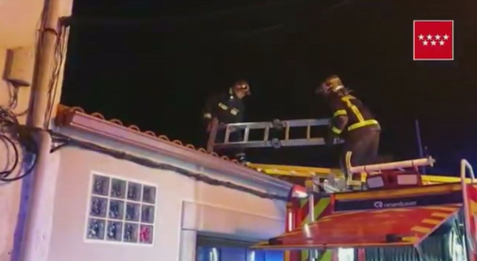 Arde una casa en El Molar tras colapsar la cubierta de madera por un fuego