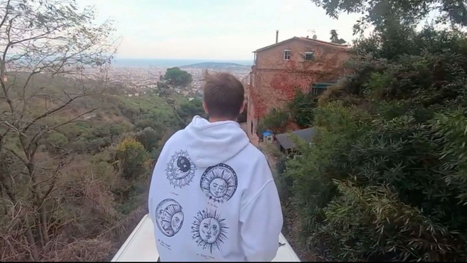 Unos jóvenes se graban saltando a un funicular en marcha en Barcelona