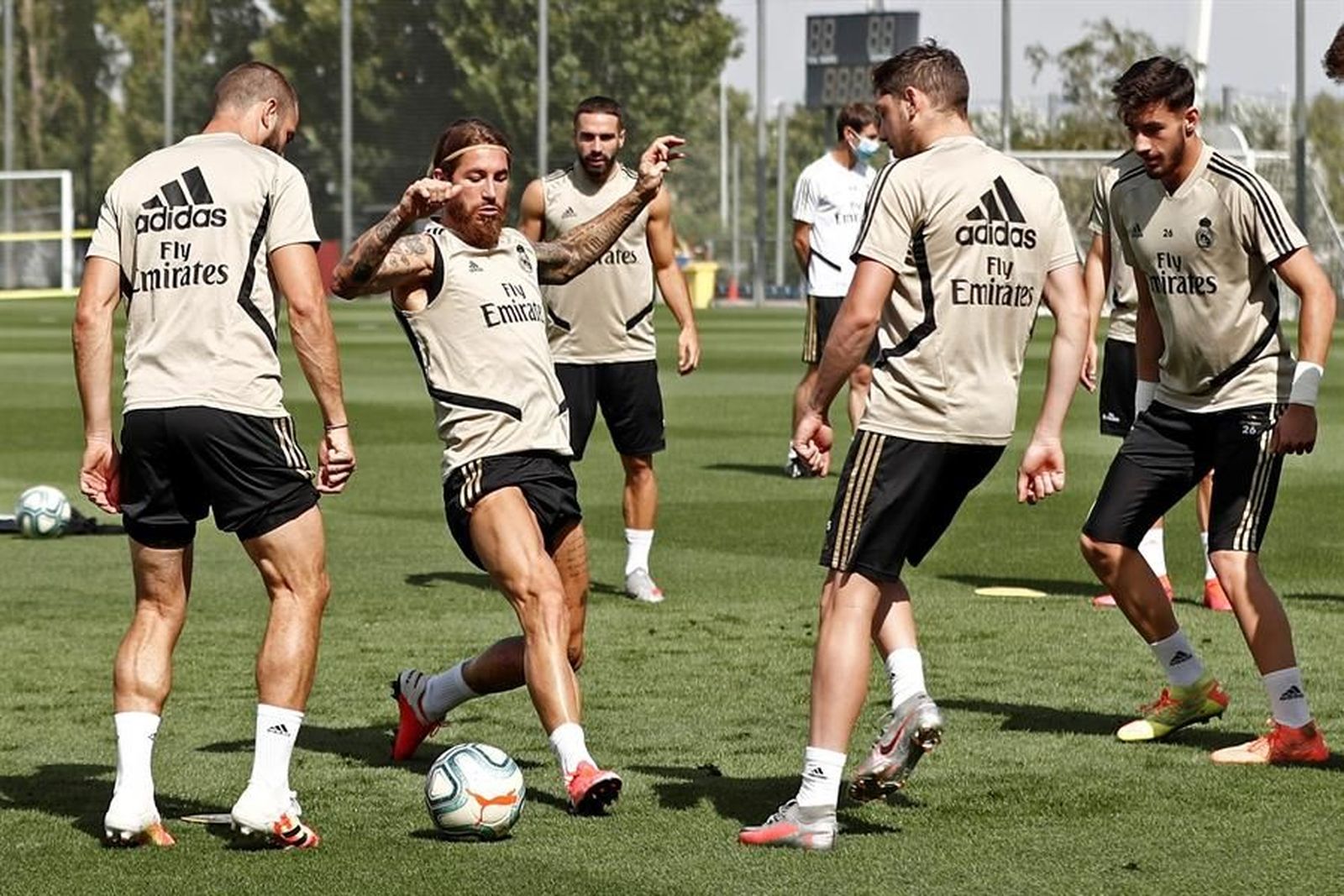 Ayuso y Almeida visitarían Valdebebas el viernes, previa prueba PCR, si el Real Madrid gana LaLiga