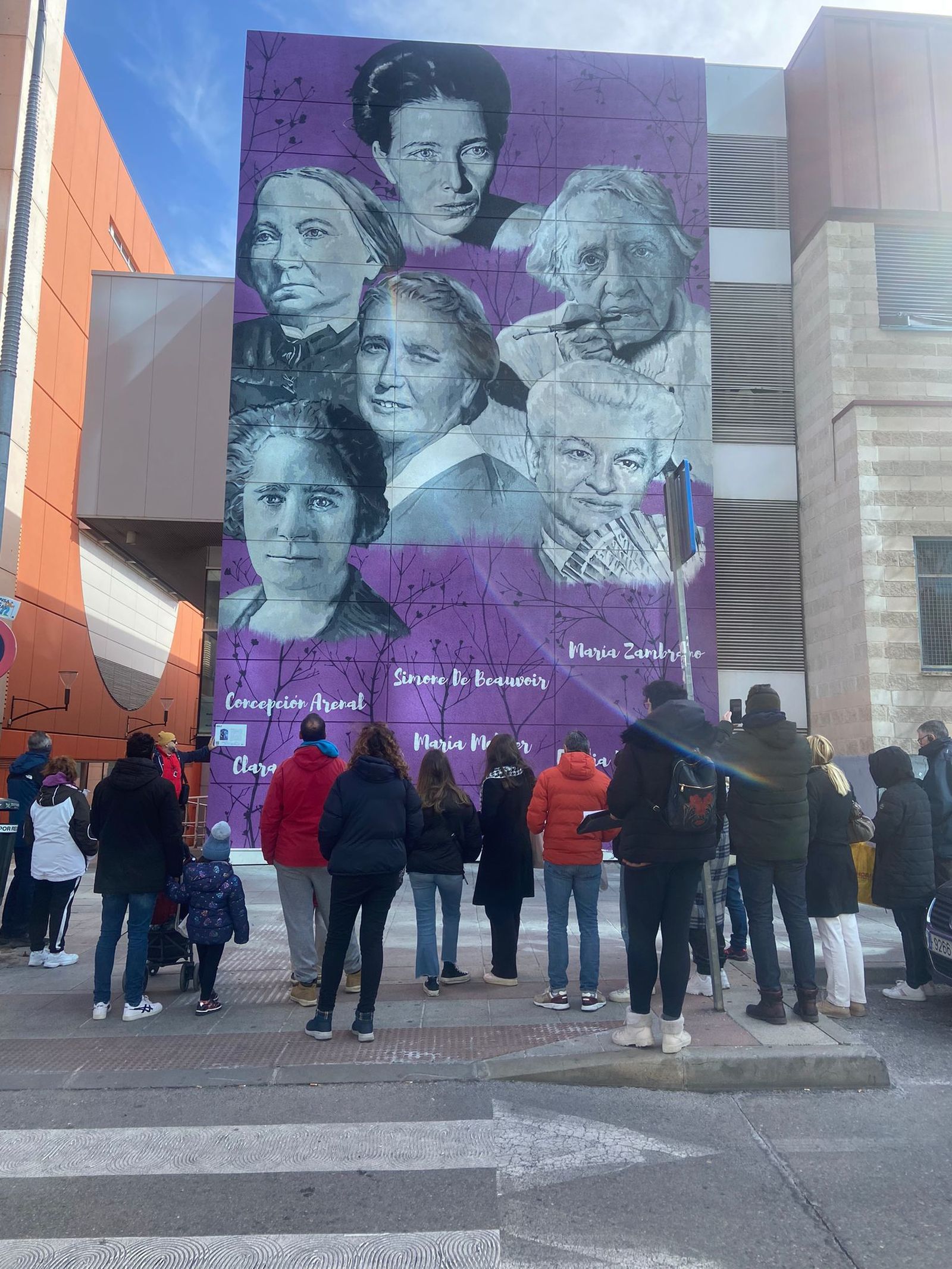 Una de las visitas a las fachadas artísticas de Fuenlabrada