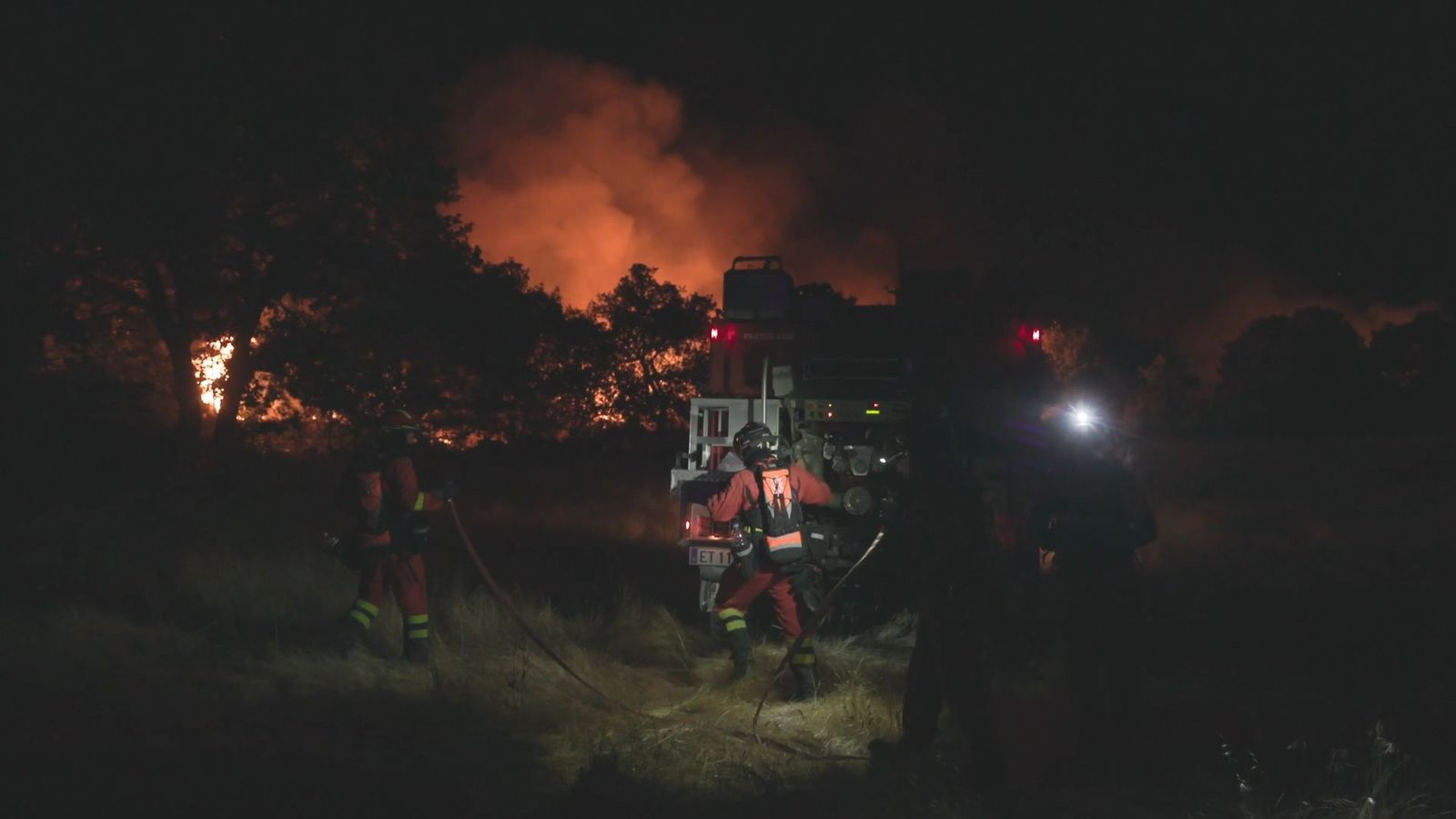 Imágenes de la defensa de viviendas en Fresnedilla de la Oliva y Robledo de Chavela ante el avance del fuego