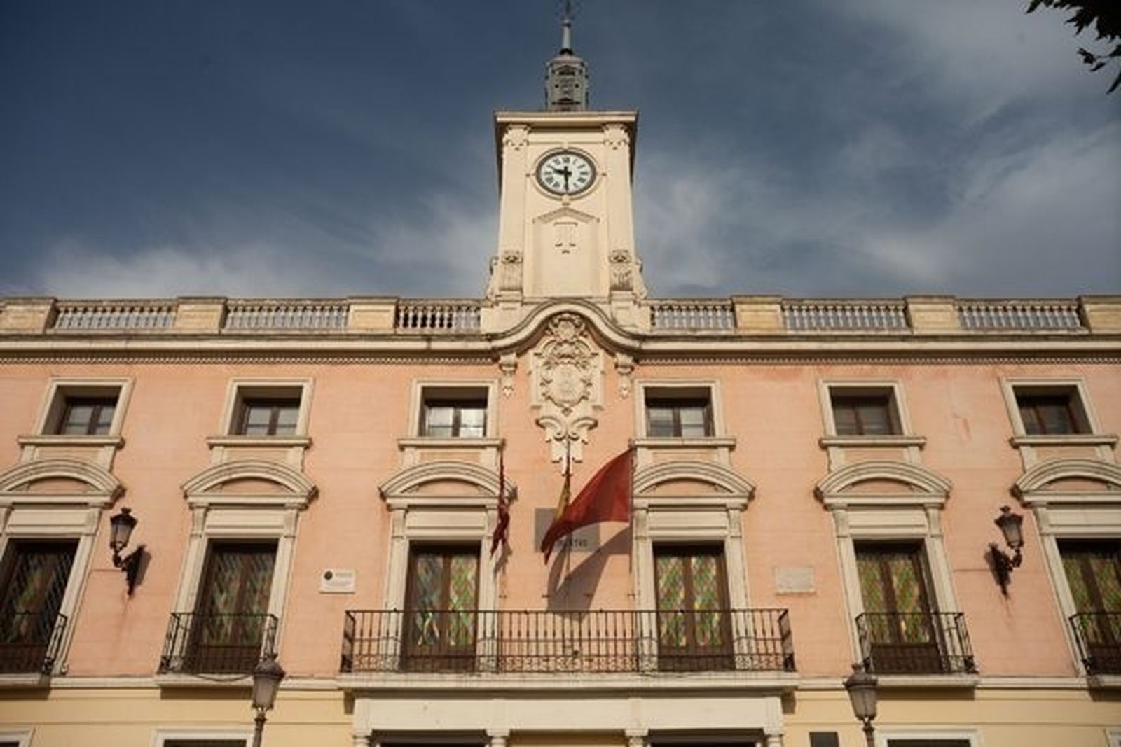 Violento ataque a una oficina forestal en Alcalá: destrozan un vehículo oficial