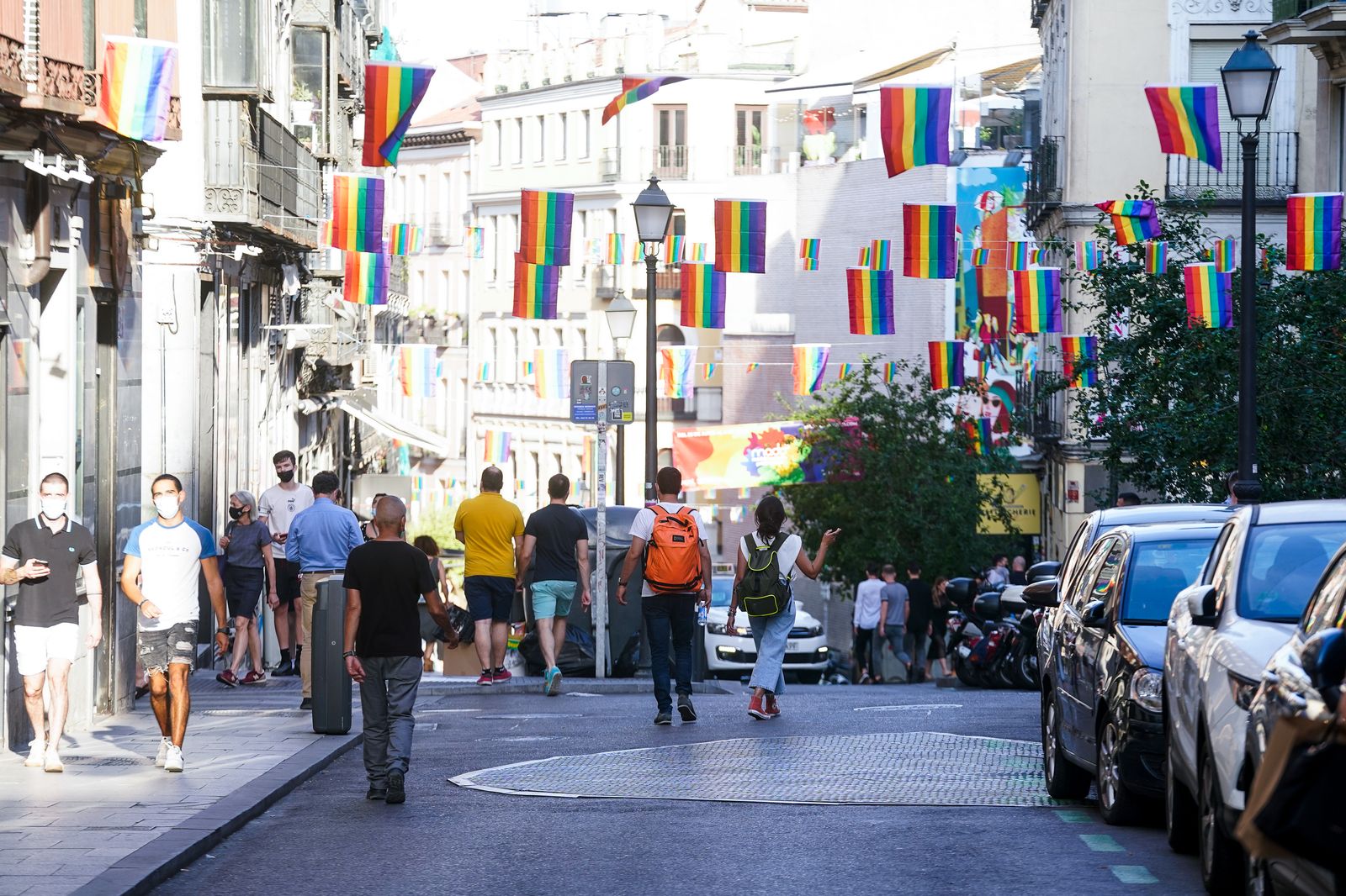 Personas paseando por Chueca