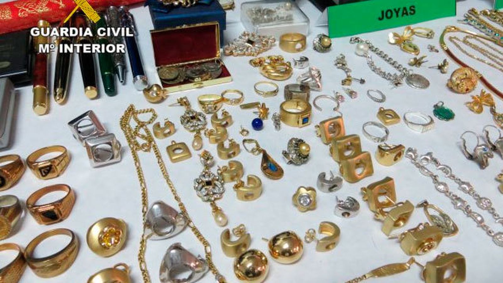 La Guardia Civil expone joyas robadas en viviendas de Madrid para que puedan ser recuperadas