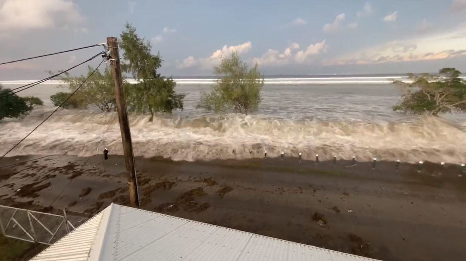 Tsunami entrando en la isla de Tonga