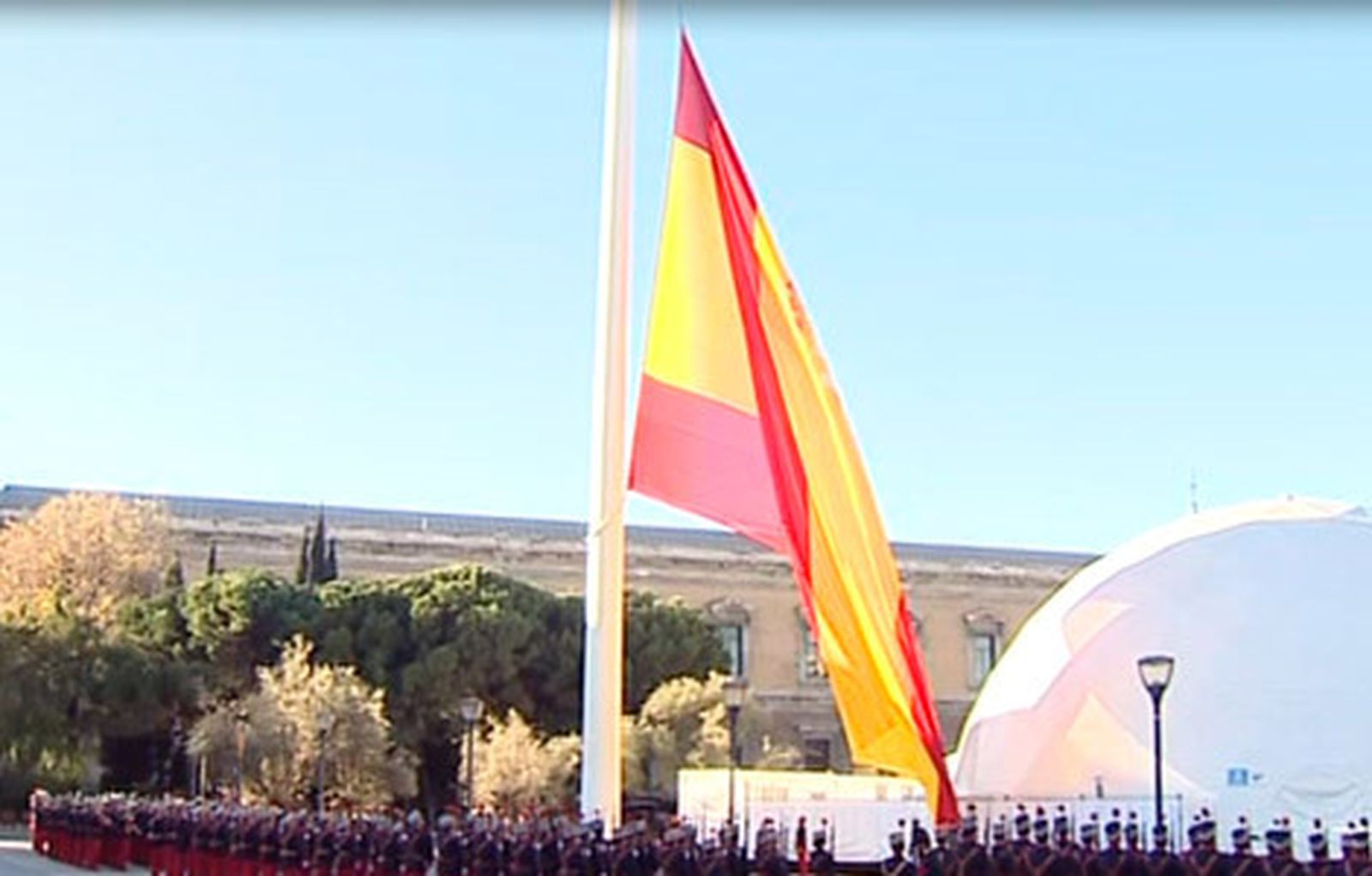 Posada y García Escudero presiden el izado de la bandera de la Plaza de Colón