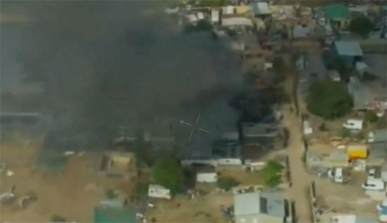 Controlado el incendio declarado en una parcela con chatarra en San Fernando de Henares