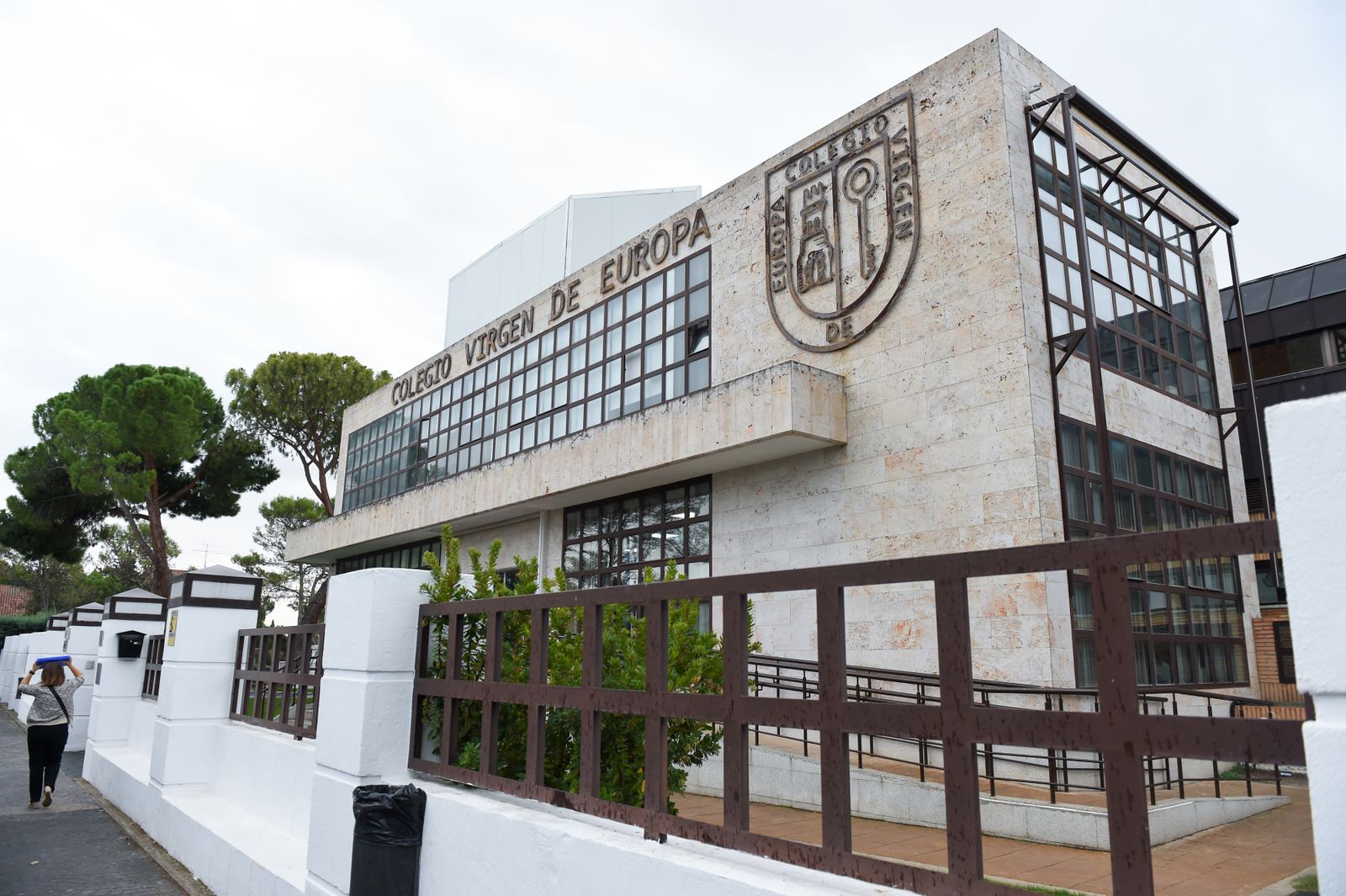 Un autobús del colegio privado Virgen de Europa, en Boadilla del Monte