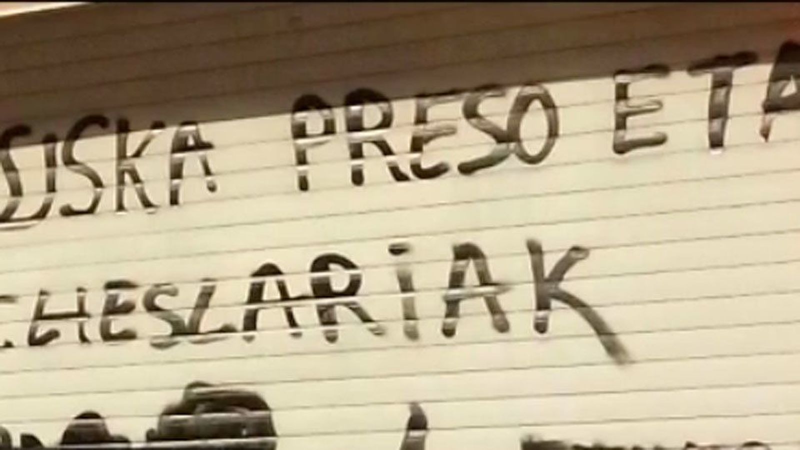 Pintadas a favor de los presos etarras en el instituto Newton del barrio del Pilar