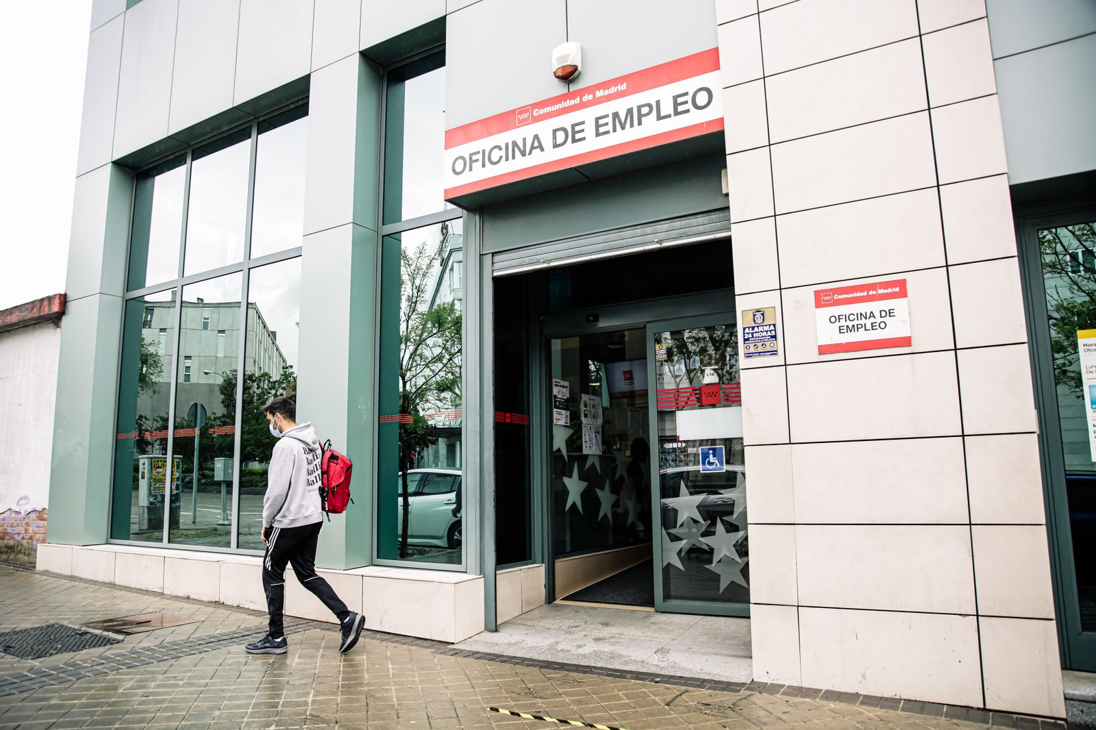 Un hombre sale de la Oficina de Empleo de Méndez Álvaro