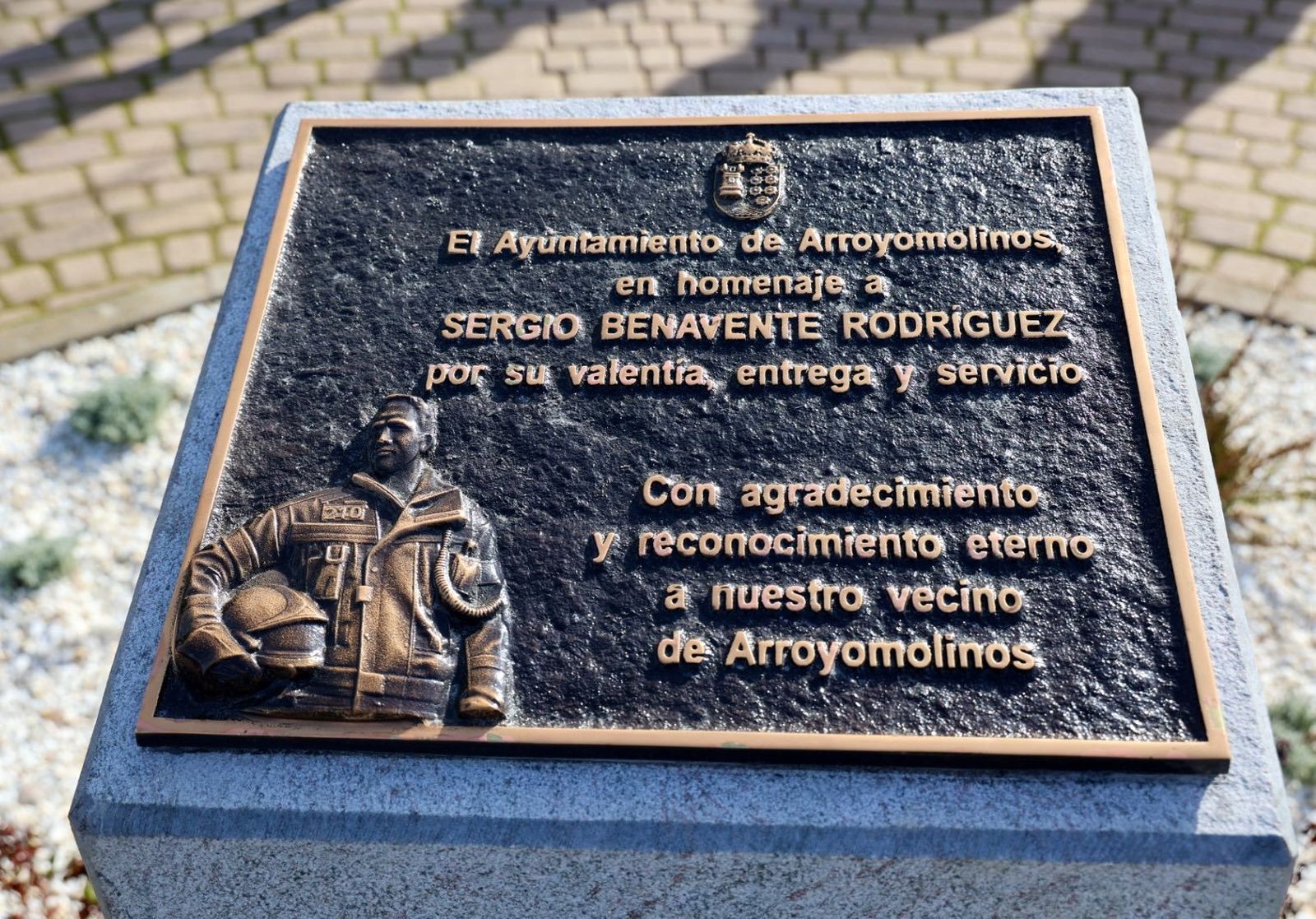 Monolito en Arroyomolinos en homenaje a Sergio Benavente, bombero fallecido en acto de servicio en Alcorcón