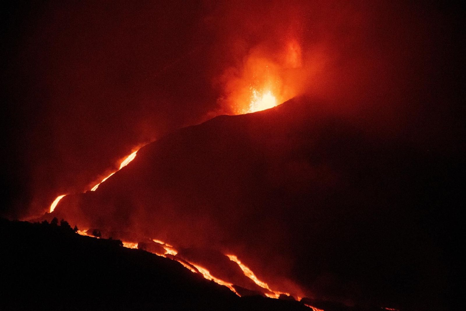 Las nuevas coladas del volcán ponen en riesgo más poblaciones de La Palma