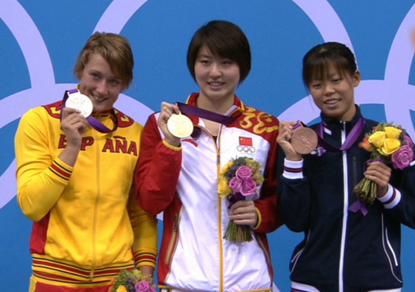 Mireia en el podio con la medalla de plata