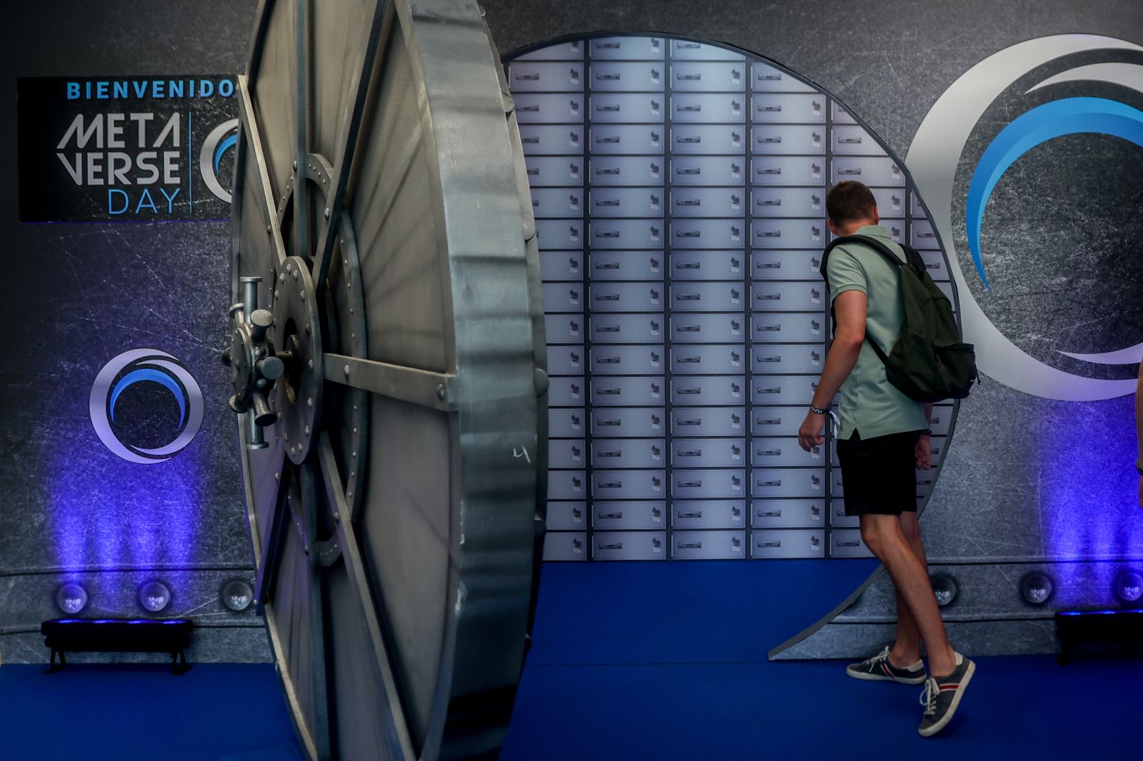 Asistente al evento del WiZink Center de criptomonedas
