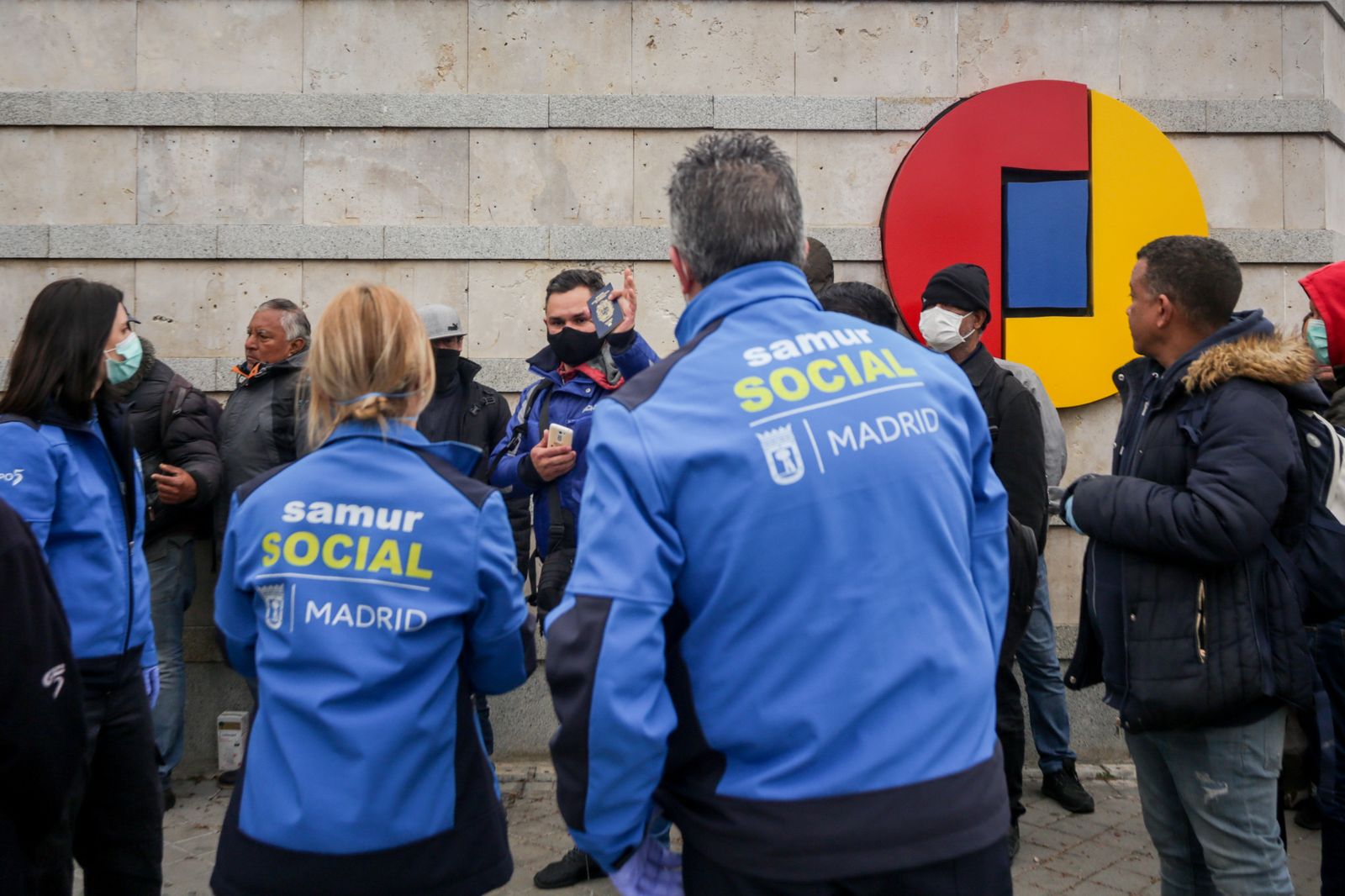 Equipos del Samur Social atienden a personas sin techo en Ifema