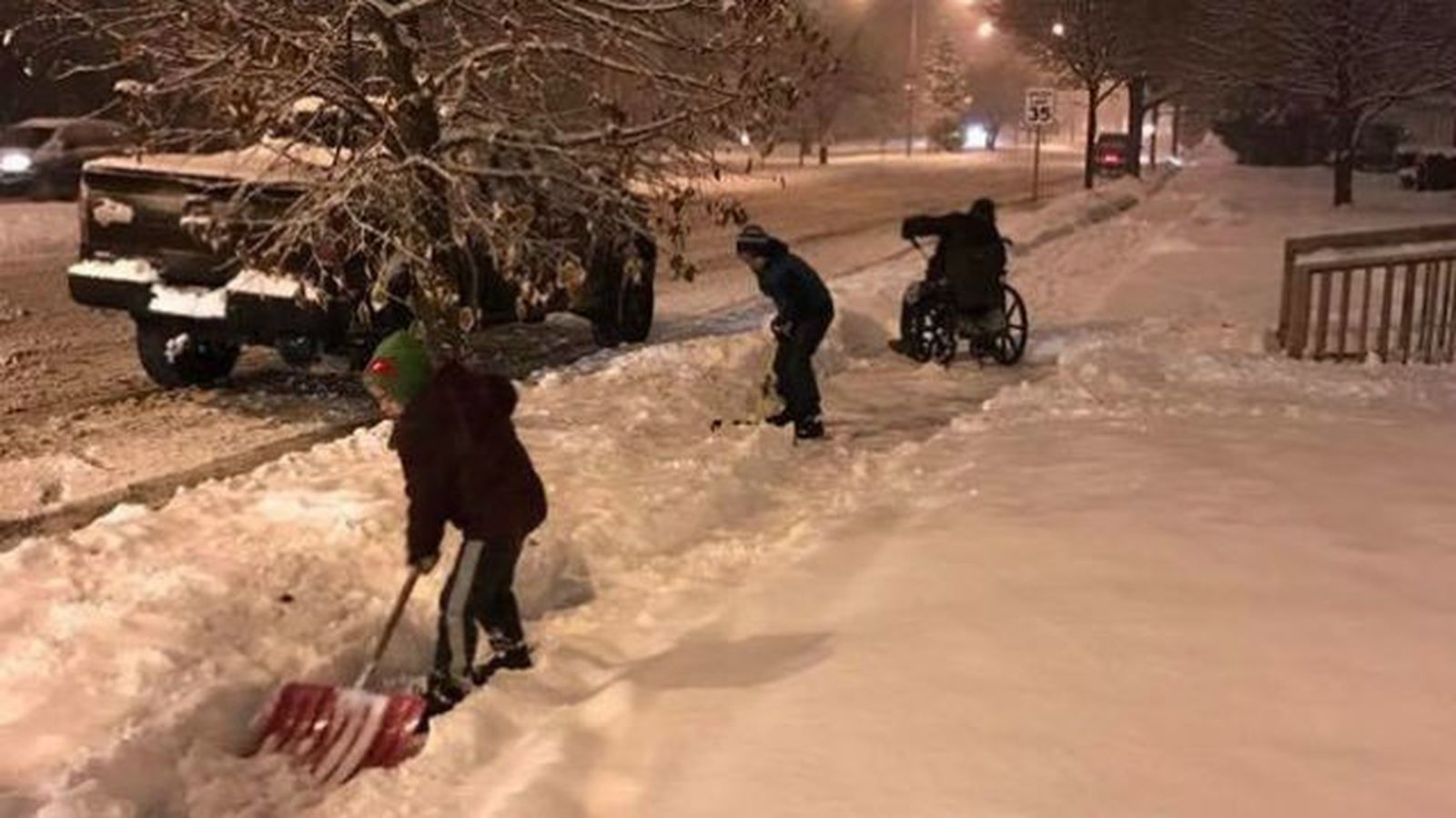 Solo tienen 6 y 10 años pero hacen lo que sea para ayudar a su padre en silla de ruedas