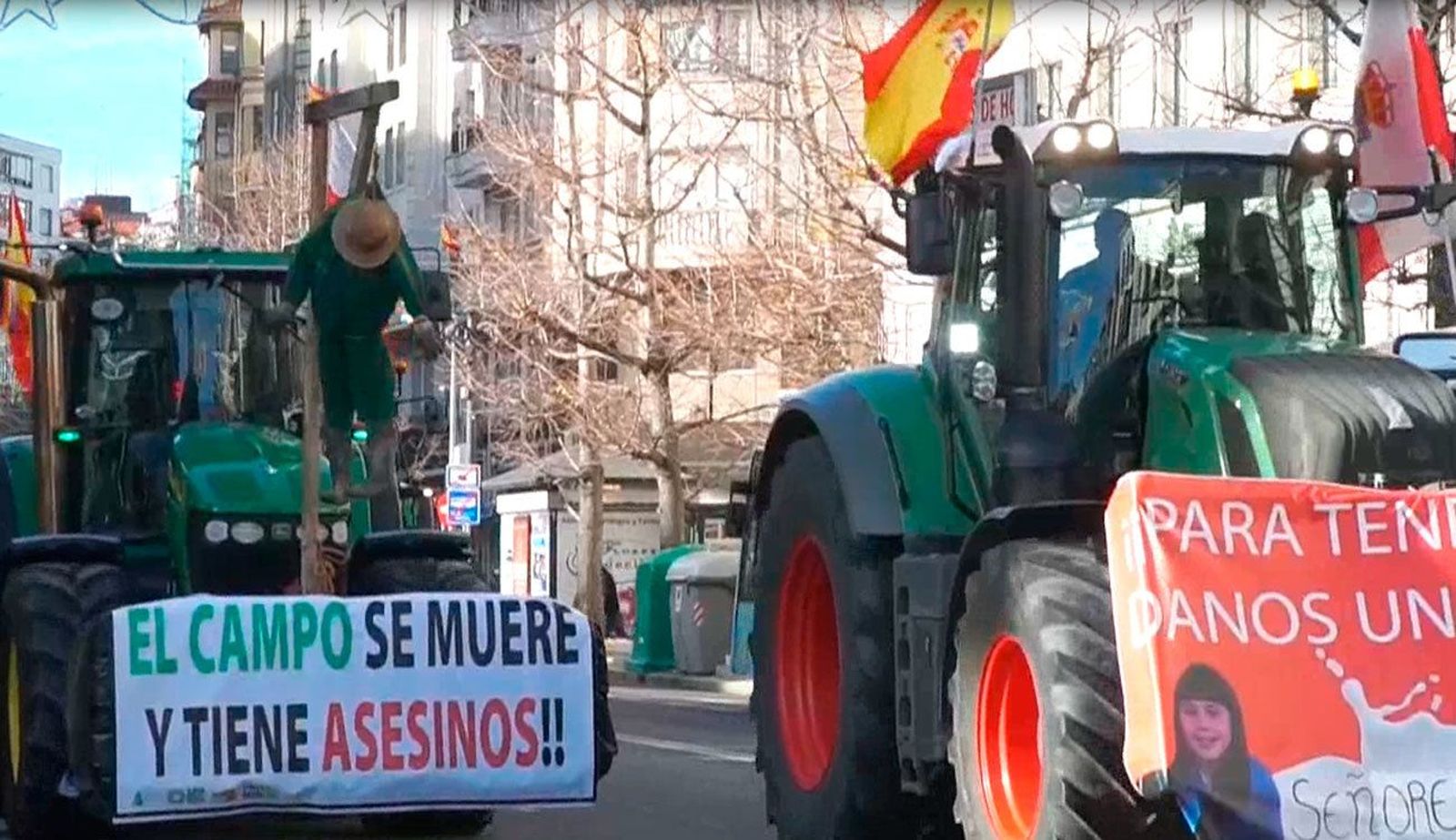 Los ganaderos intensifican las protestas y amenazan con parar la producción de leche