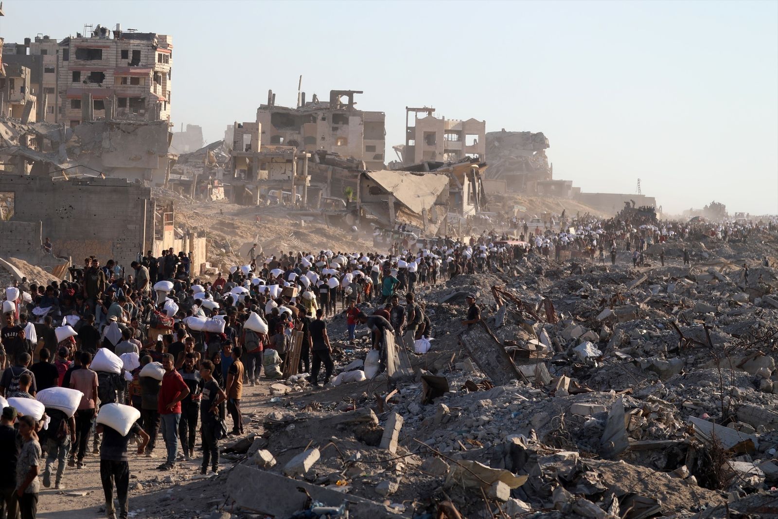 Palestinos en un punto de distribución de ayuda en el Corredor Zikim de Gaza