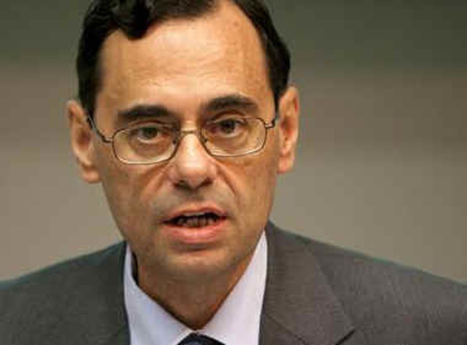 El director gerente del Banco de Pagos Internacionales  ve riesgo de contagio entre el sector financiero y el público