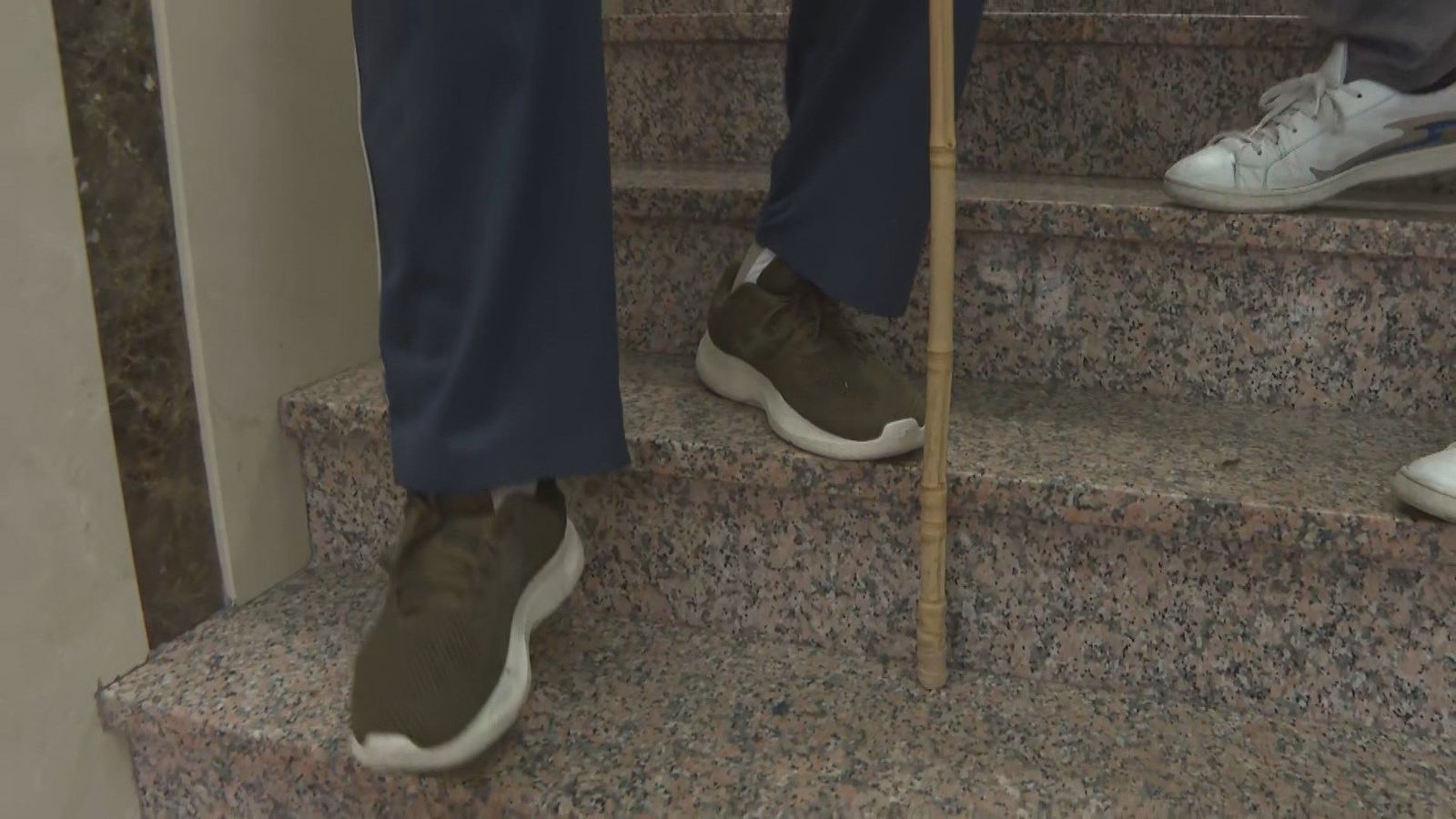 Once escalones impiden a varios vecinos de Vicálvaro salir de sus casas y pisar la calle