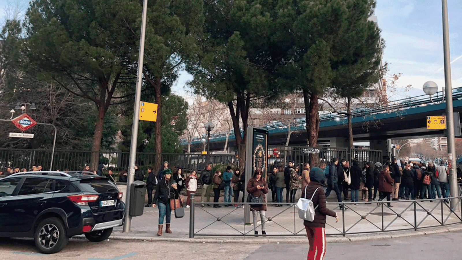 Los usuarios esperan a los autobuses de la EMT