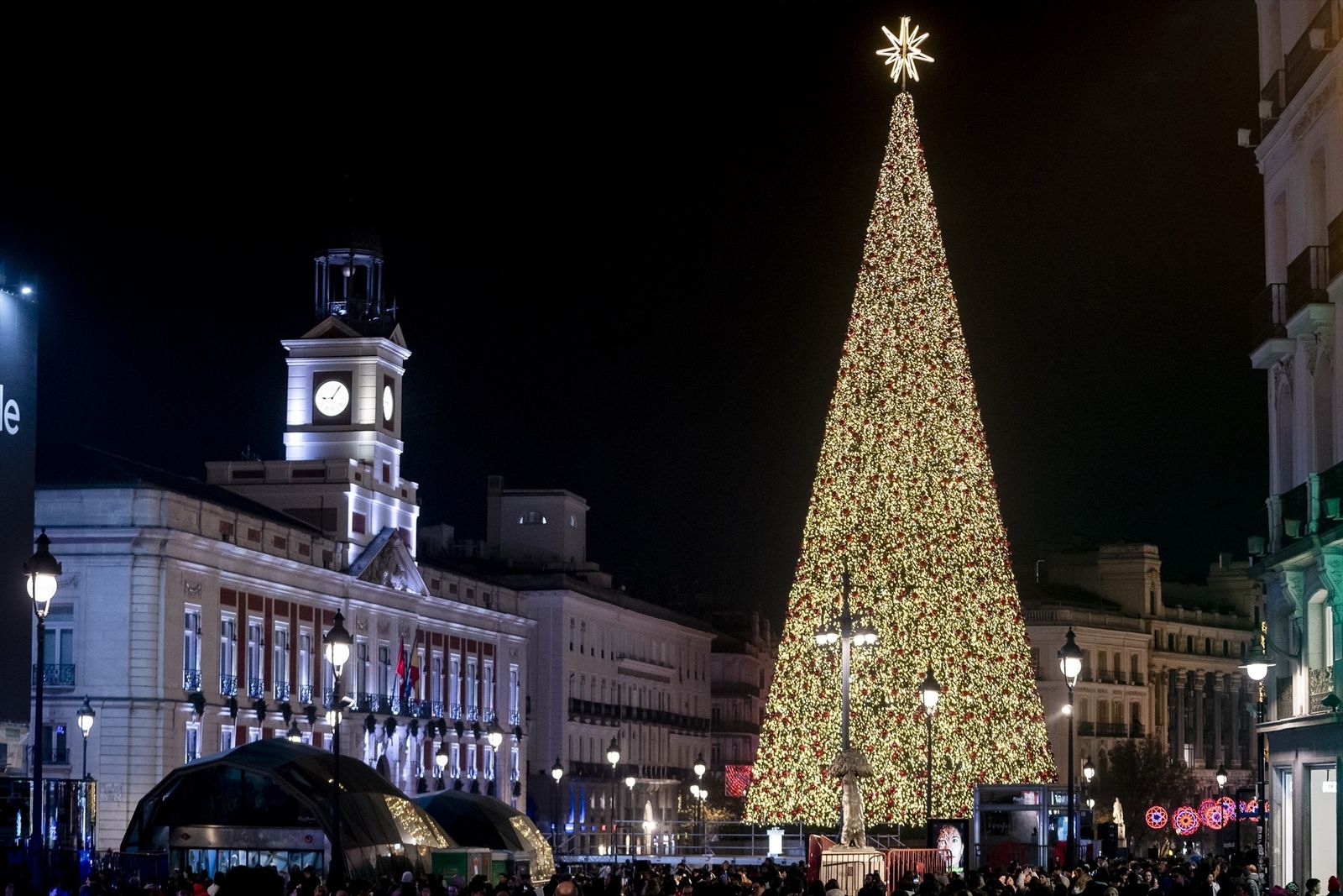 Ambiente previo del encendido navideño en la Puerta del Sol