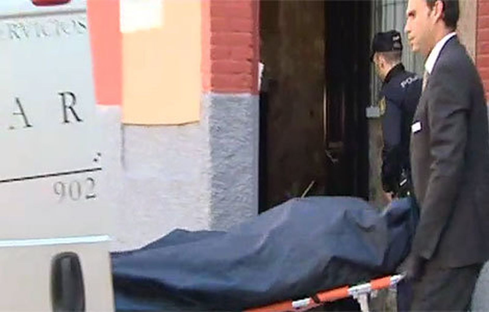 El cadaver era retirado del lugar de los hechos