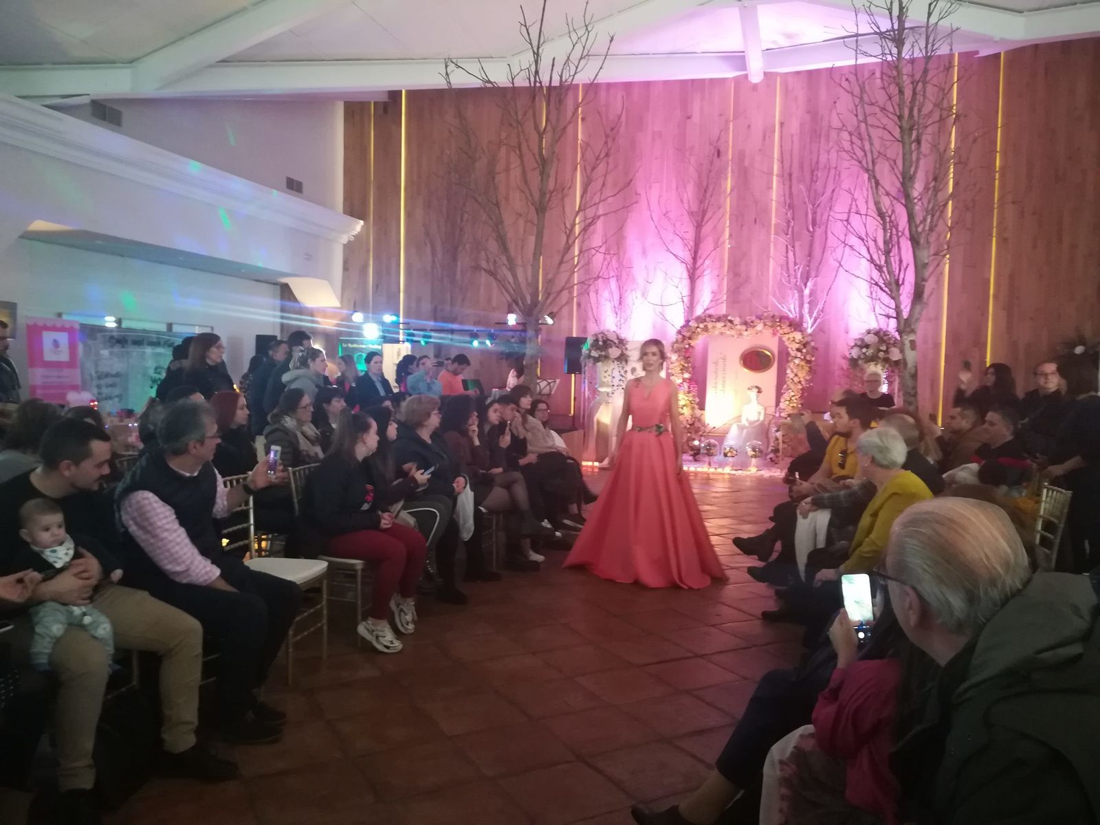 Desfile de trajes nupciales en La Alquería de Alcorcón, dentro de la feria de bodas 'Say Yes'