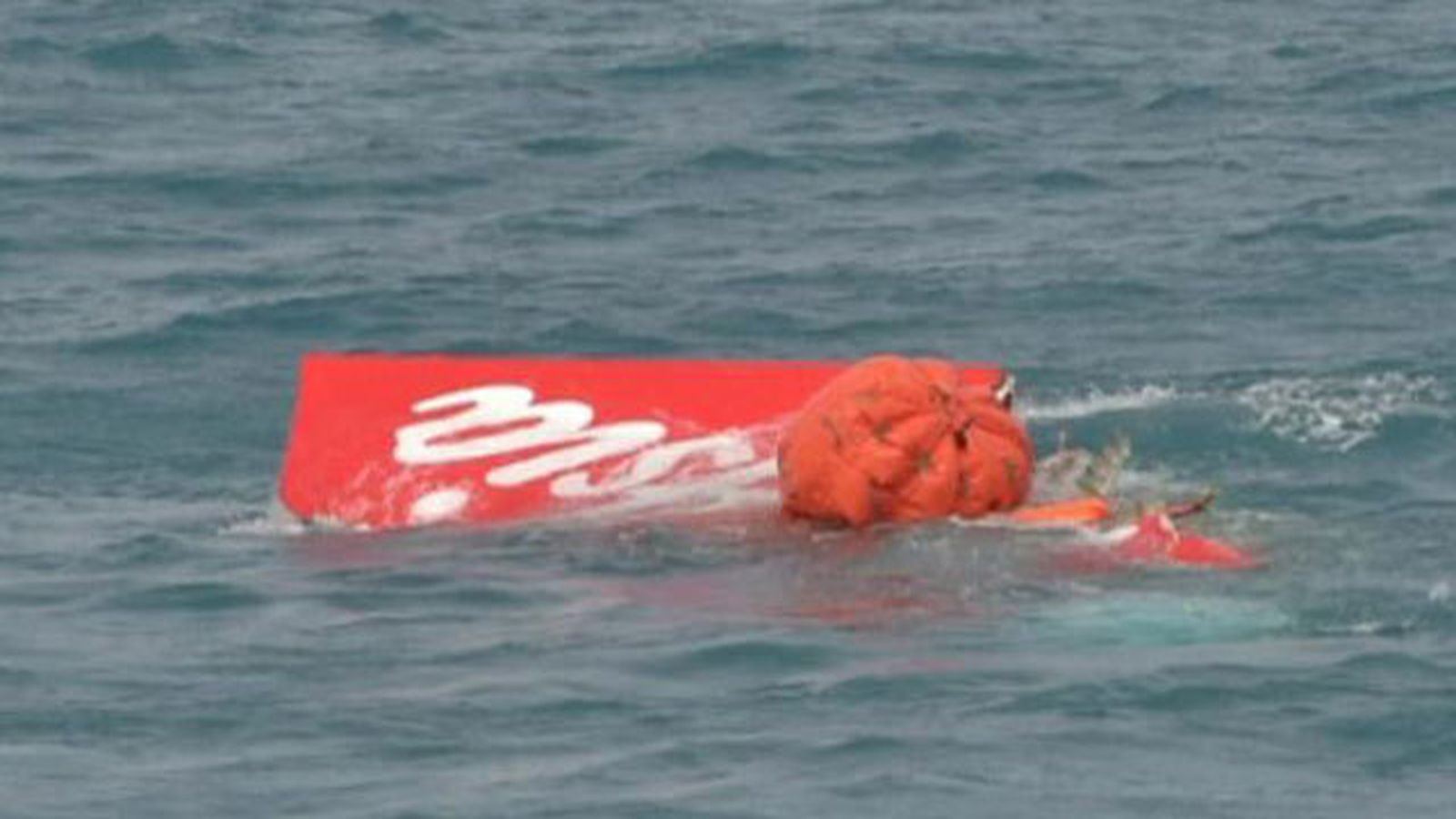Logran sacar a superficie la sección de cola del avión de AirAsia
