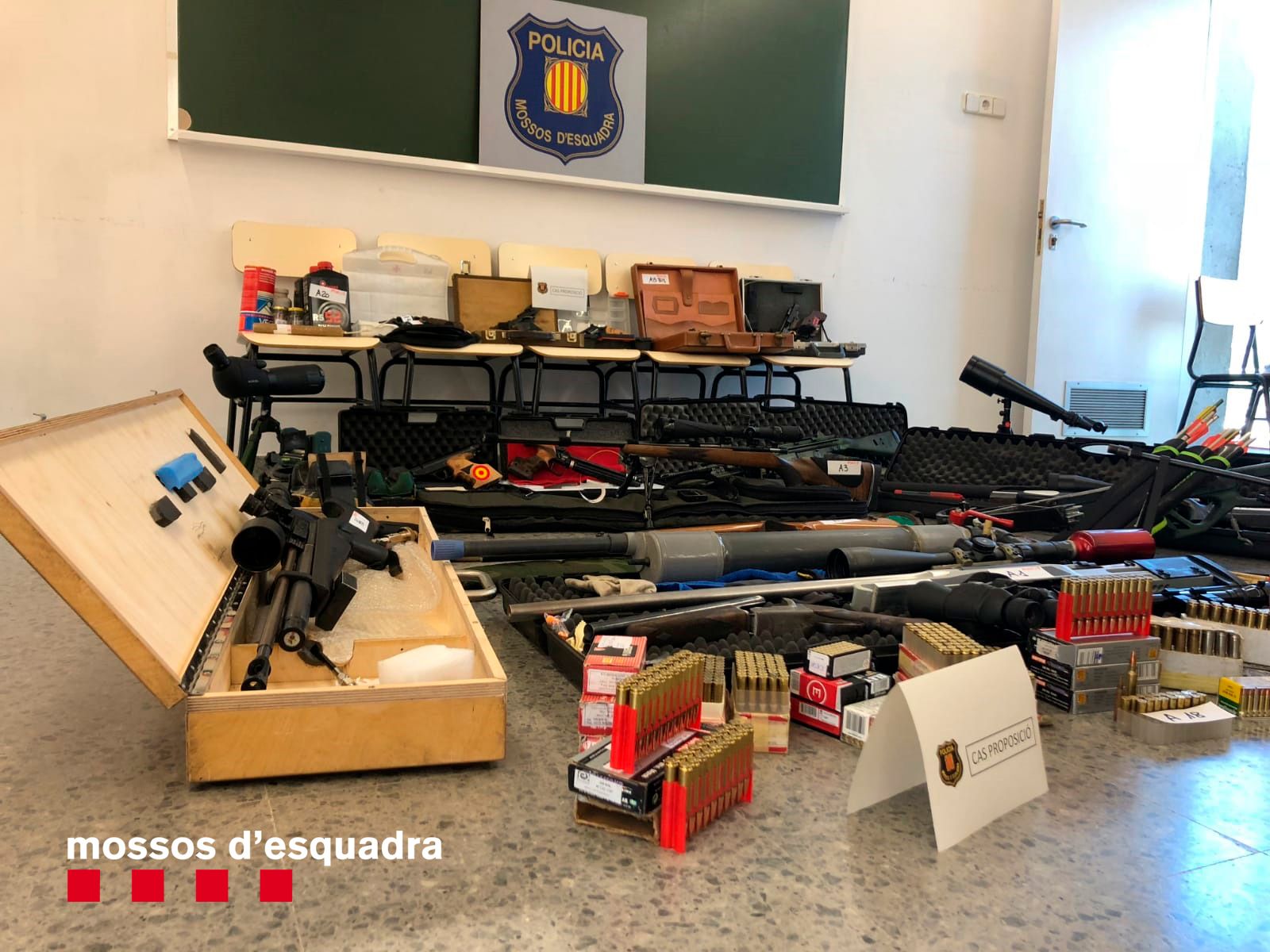 Imágenes del arsenal de armas intervenido por los Mossos de Esquadra a Manuel Murillo