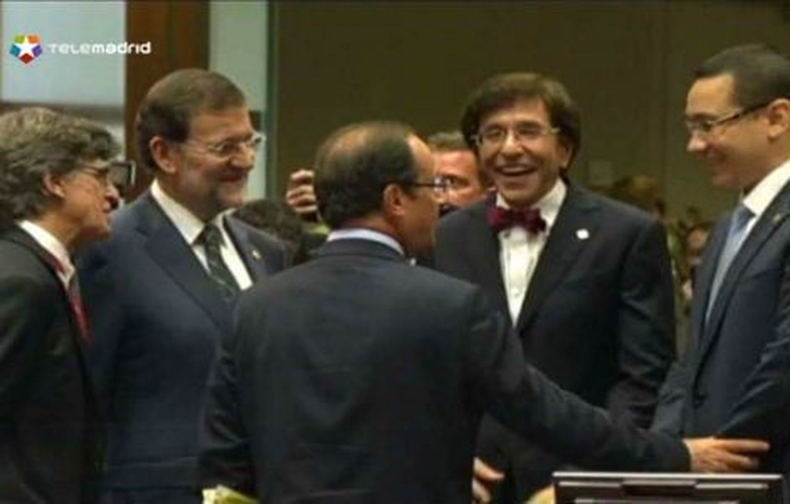 Rajoy se reúne con Merkel, Hollande para rebajar los recortes a España
