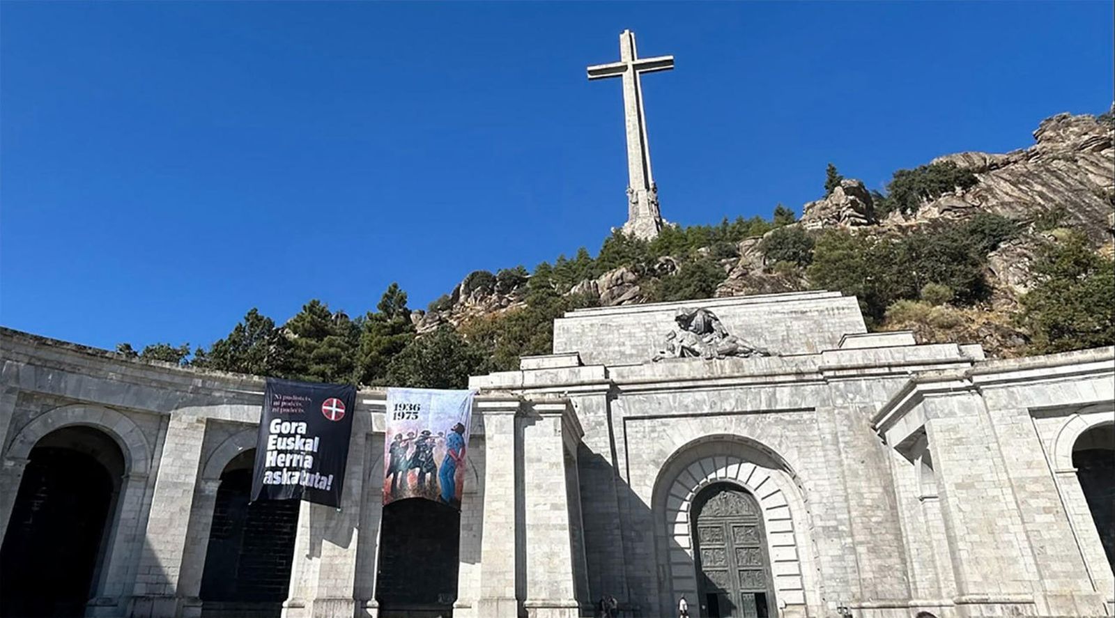 Sortu coloca pancartas con un 'Gora Euskadi Askatuta' en el Valle de los Caídos
