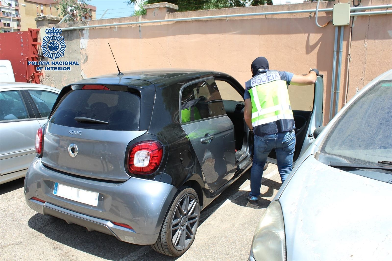 n agente inspecciona un vehículo usado para distribuir drogas