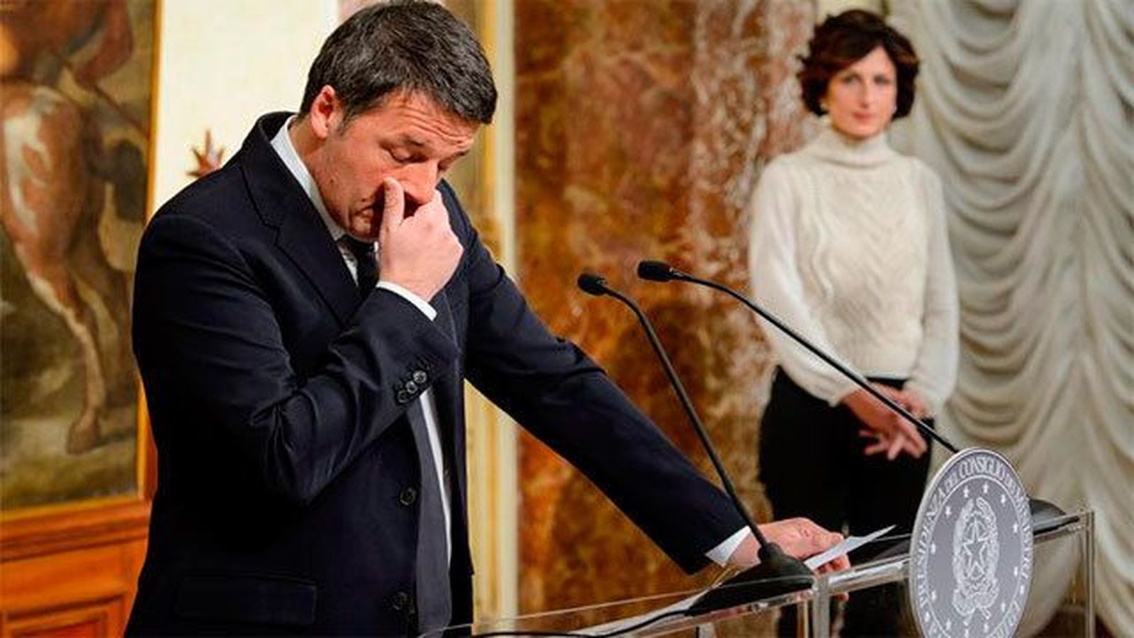 El primer ministro italiano, Matteo Renzi, anuncia su dimisión tras ser derrotado en referéndum
