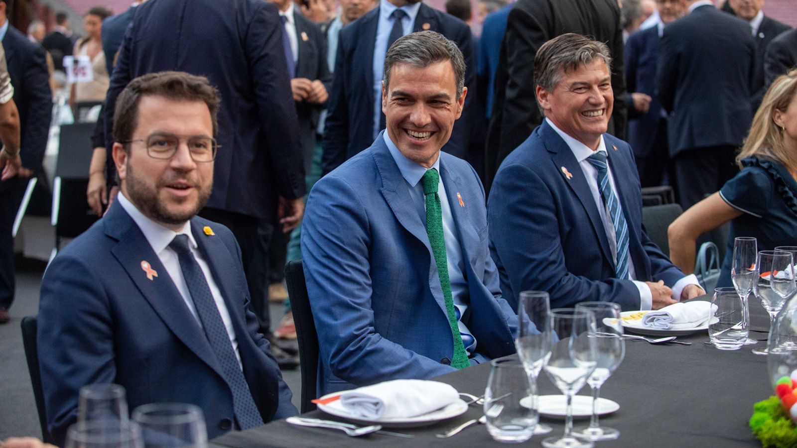 El presidente de la Generalitat, Pere Aragonès; el presidente del Gobierno, Pedro Sánchez, y el presidente de Pimec, Antoni Cañete, en la 35ª Cena Anual de Pimec, en el Camp Nou, a 27 de junio de 2022, en Barcelona, Catalunya (España). Esta cena se celebra dentro de los conocidos como Premios Pymes de Pimec, que distinguen "las mejores iniciativas empresariales" desarrolladas en Cataluña en 2021