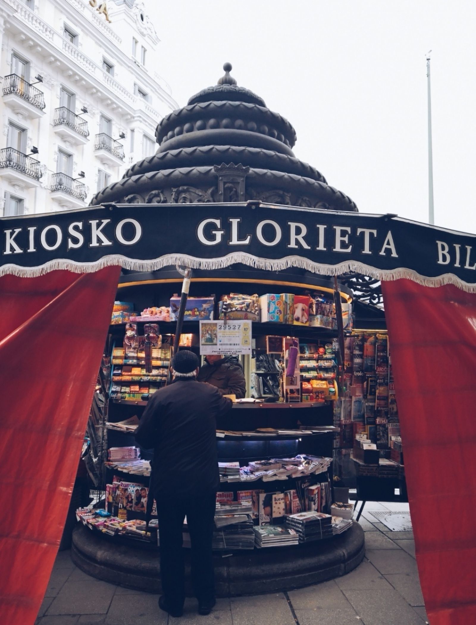Un señor compra el primer periódico de la mañana, Glorieta de Bilbao