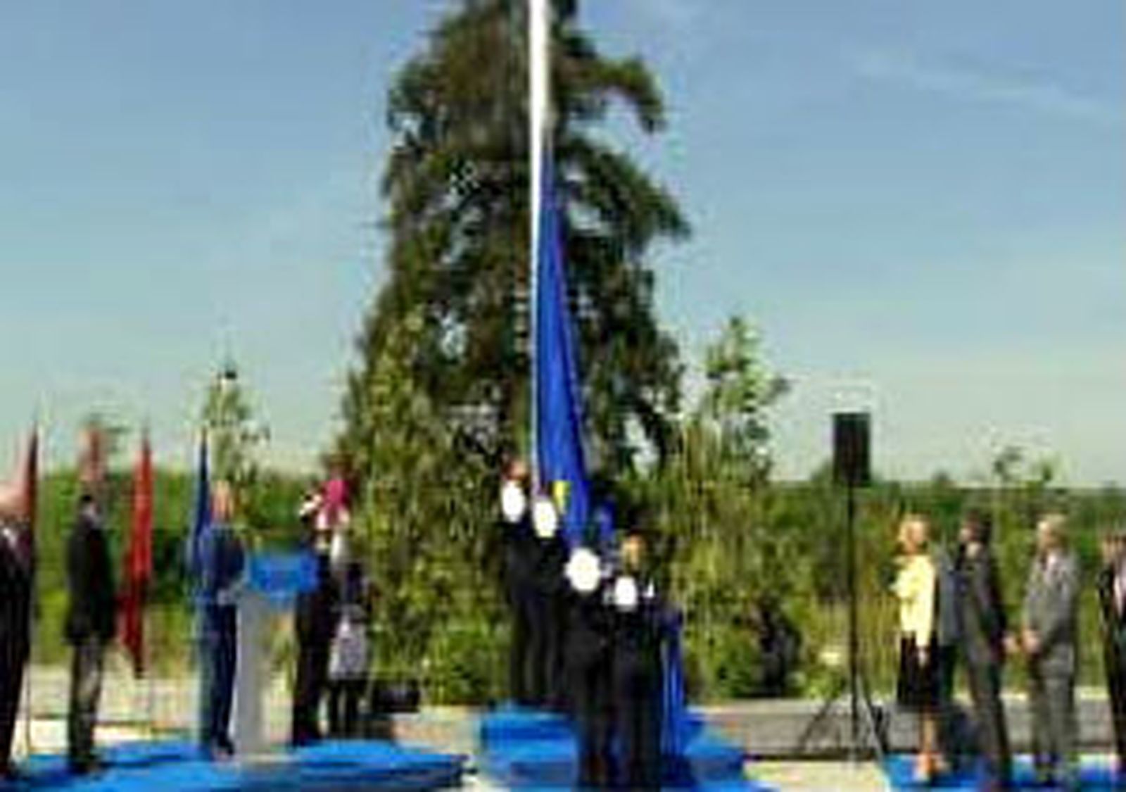 Madrid celebra el Día de Europa con actividades el izado de la bandera en la glorieta de San Vicente