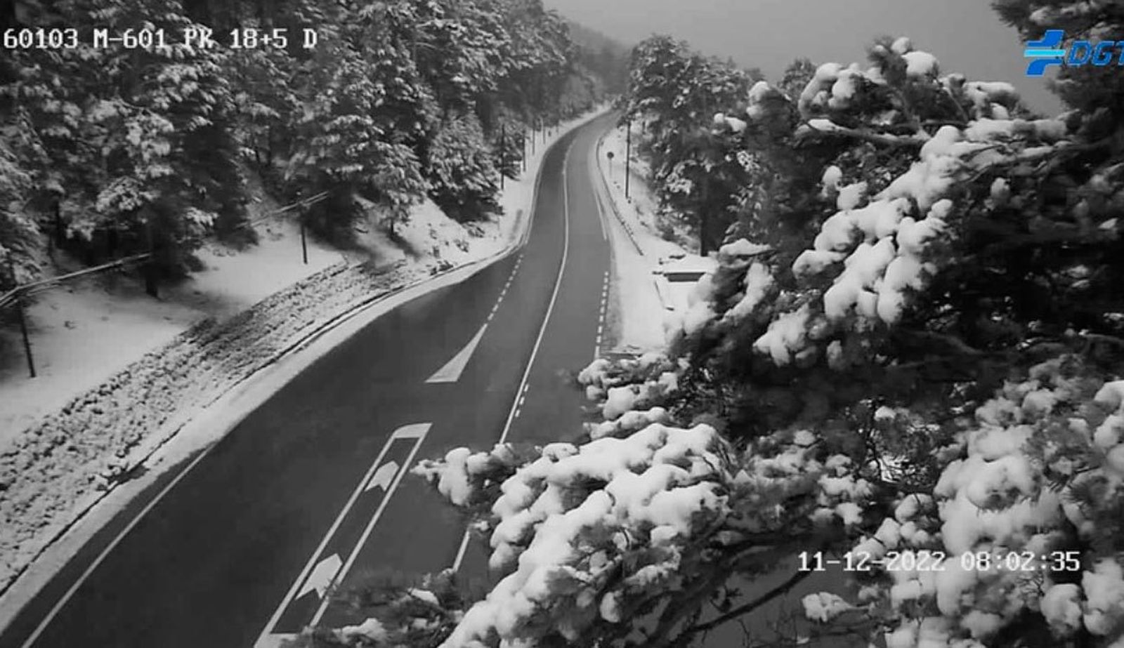 Primera nevada en la sierra de Madrid con todos los puertos abiertos y sin cadenas