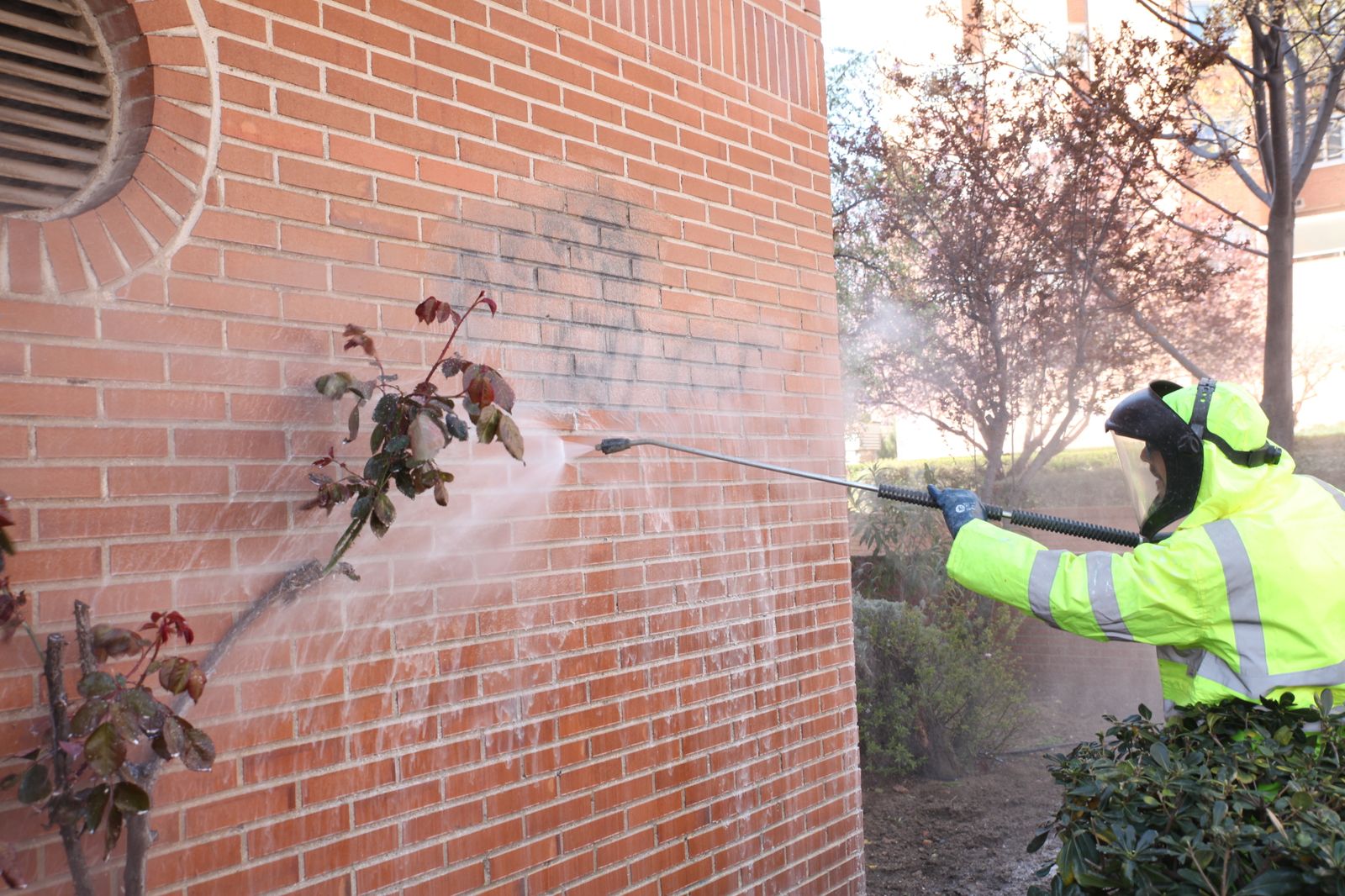 Un operario limpia una pintada en un muro de Fuenlabrada