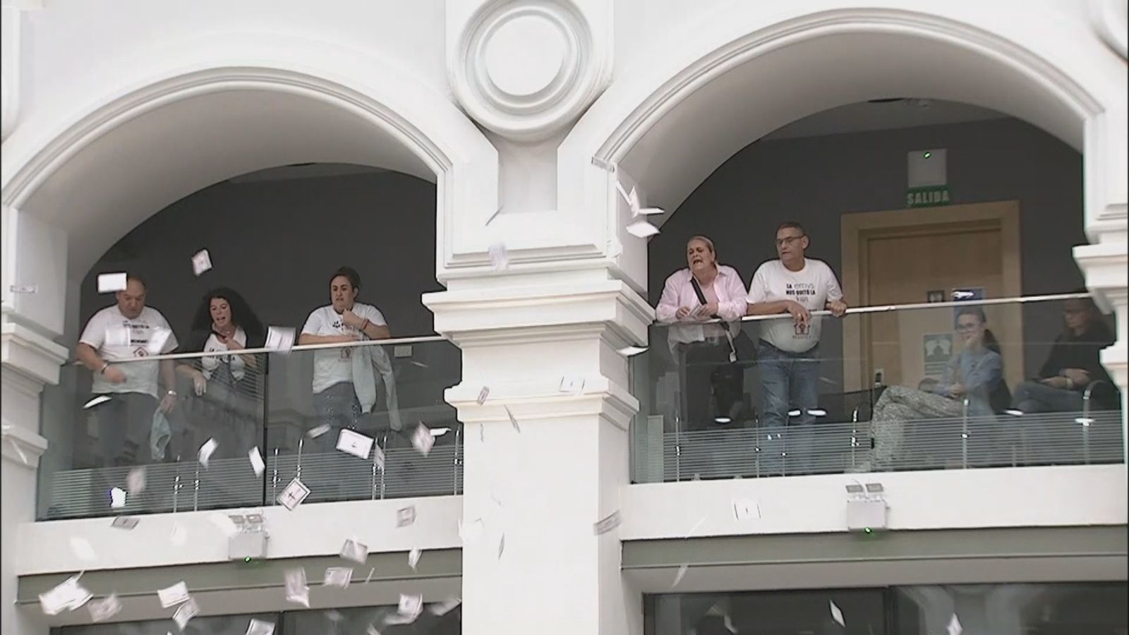 Asistentes al pleno del Ayuntamiento de Madrid lanzan octavillas a los concejales