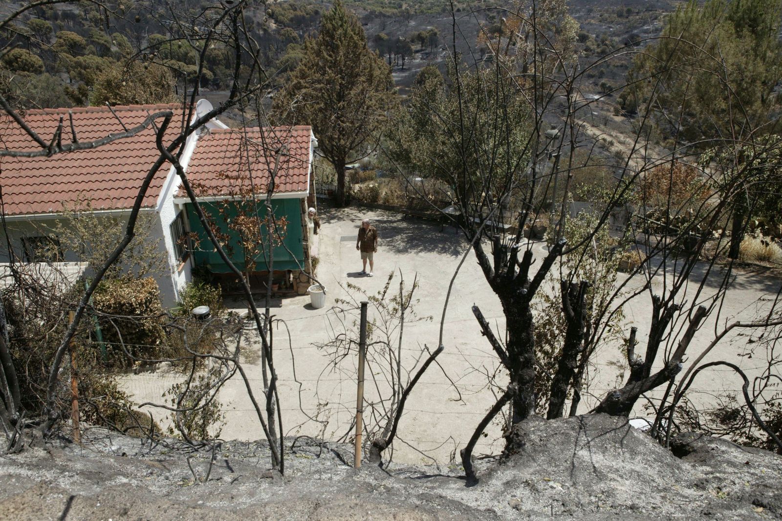 Vista de una de las viviendas que fueron rodeadas por el fuego en Cadalso y Cenicientos.