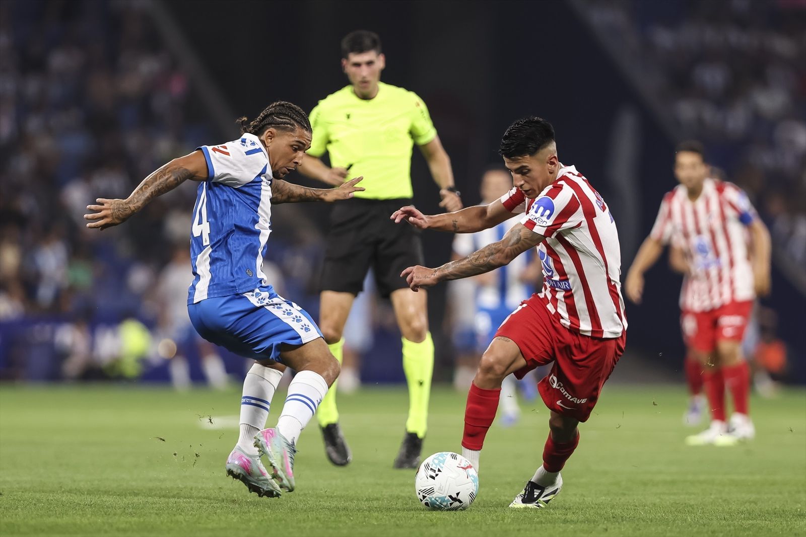 Thiago Almada del  Atlético de Madrid y Tyrhys Dolan del RCD Espanyol