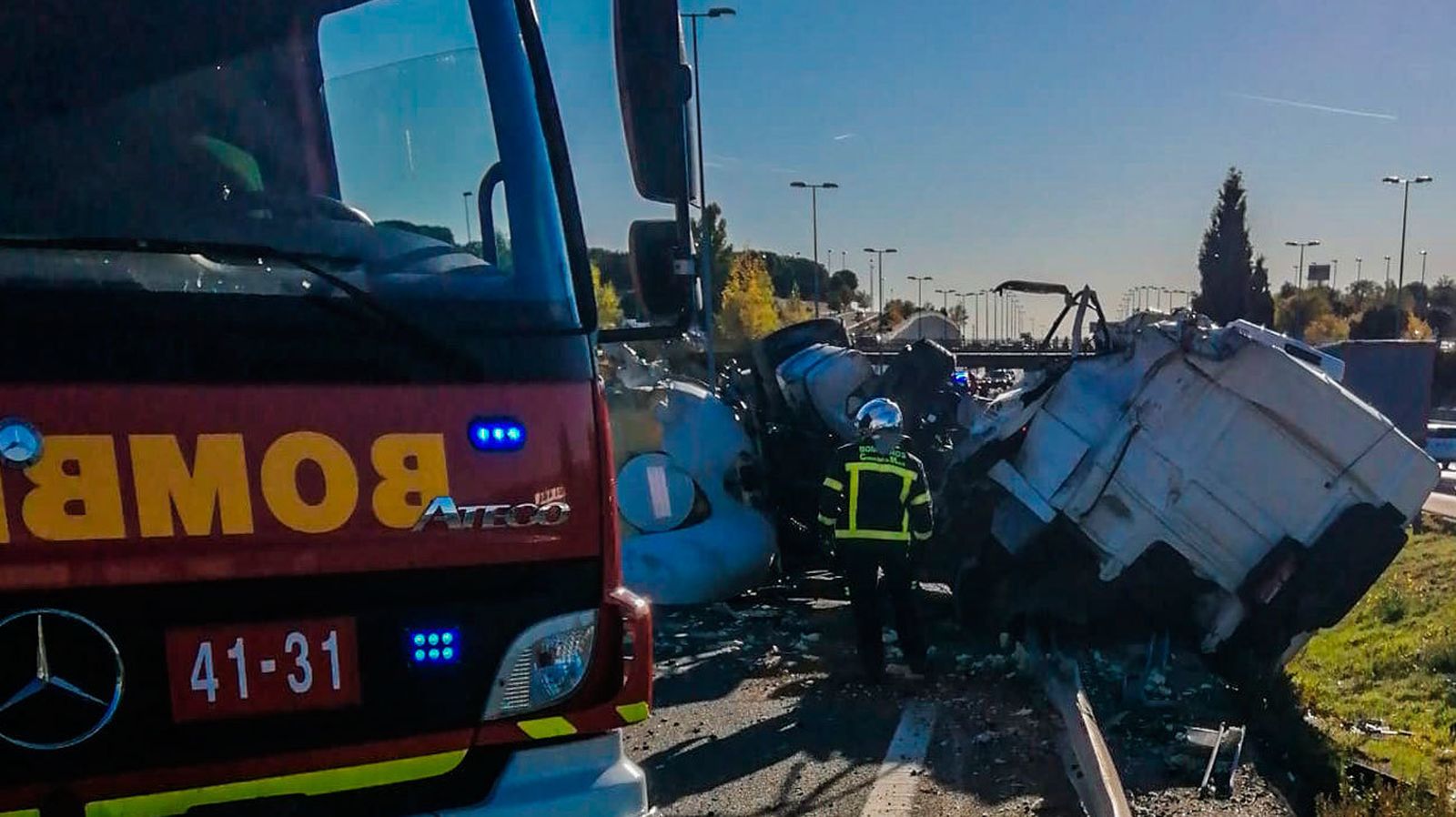 Dos heridos leves y kilómetros de atascos  al volcar un camión cisterna en la M-50, en Las Rozas