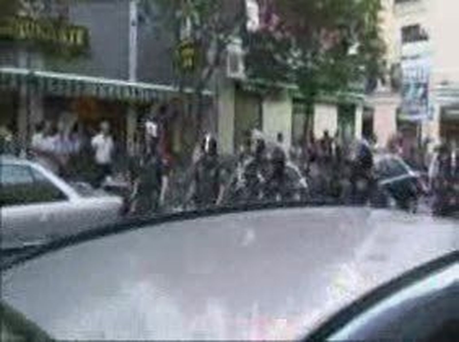 Vecinos de Lavapiés se enfrentan a la policía que iba a detener a un inmigrante indocumentado