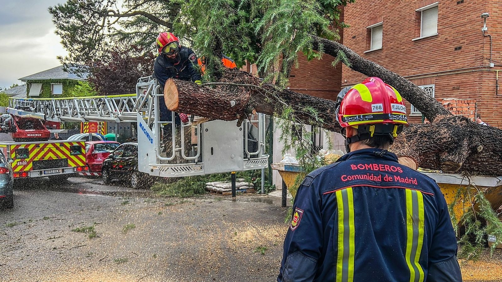 Bomberos de la Comunidad de Madrid tras la  tormenta de este sábado