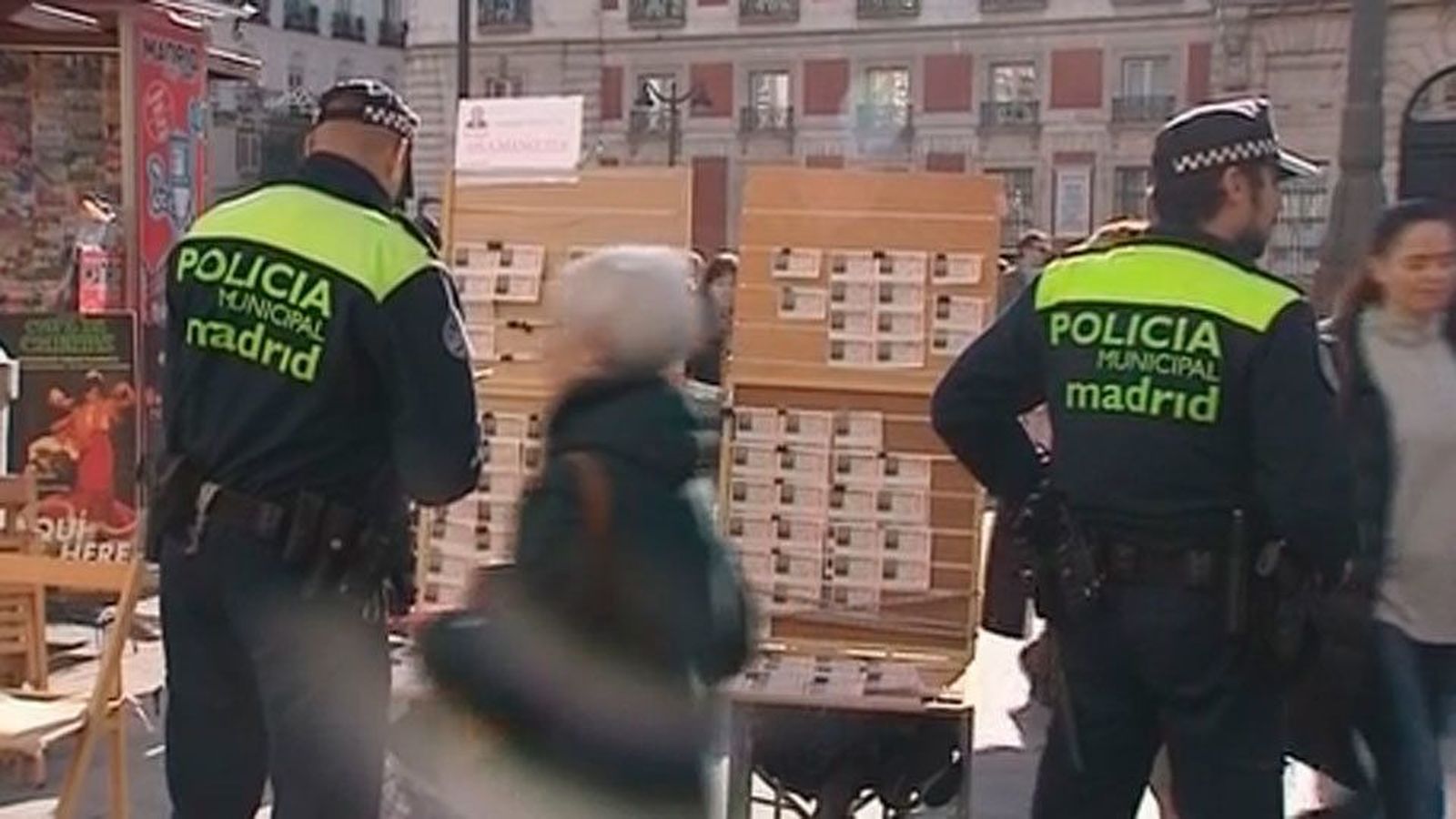 La Policía coloca los puestos de loteros en la Puerta del Sol