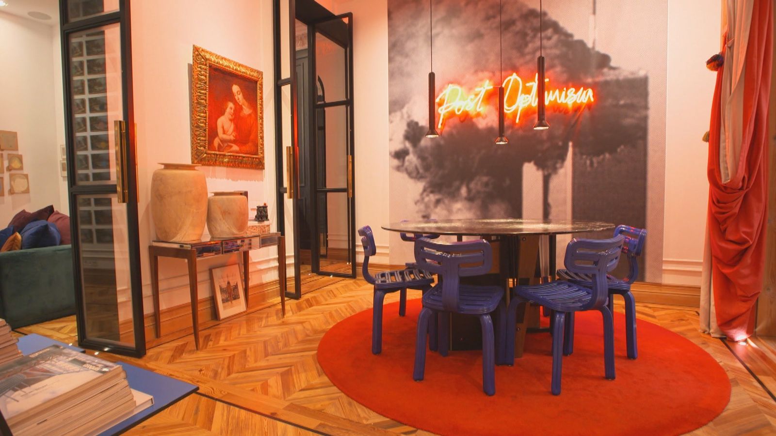 El arte está presente en toda la vivienda. Cuadros, esculturas y lámparas de diseño.