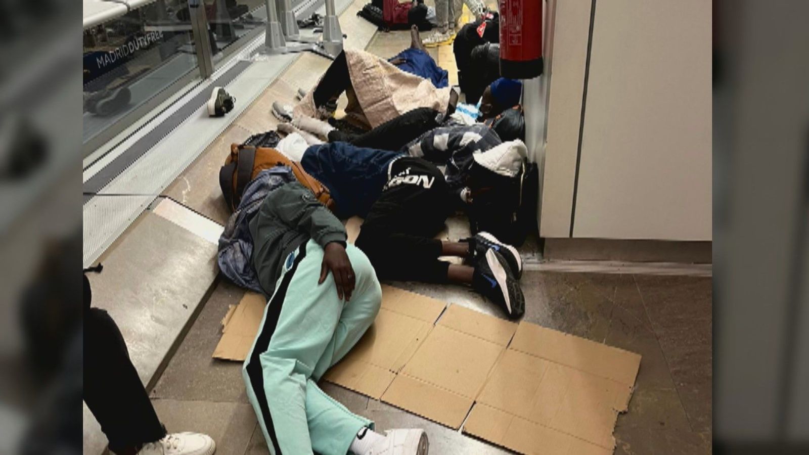 Los antidisturbios se despliegan en Barajas por el caos en las salas de asilo