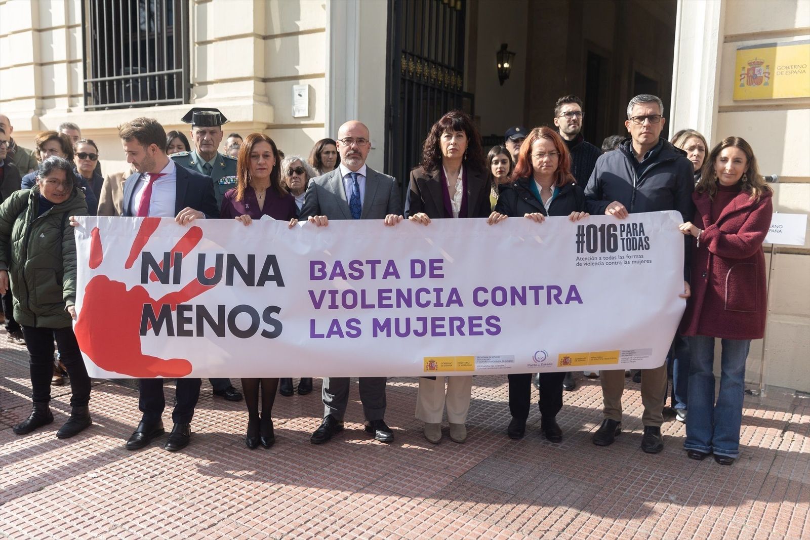 Minuto de silencio en la sede de la Delegación del Gobierno en Madrid por la mujer asesinada en Benalmádena